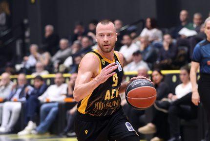 Έξω ένας, μέσα δύο…